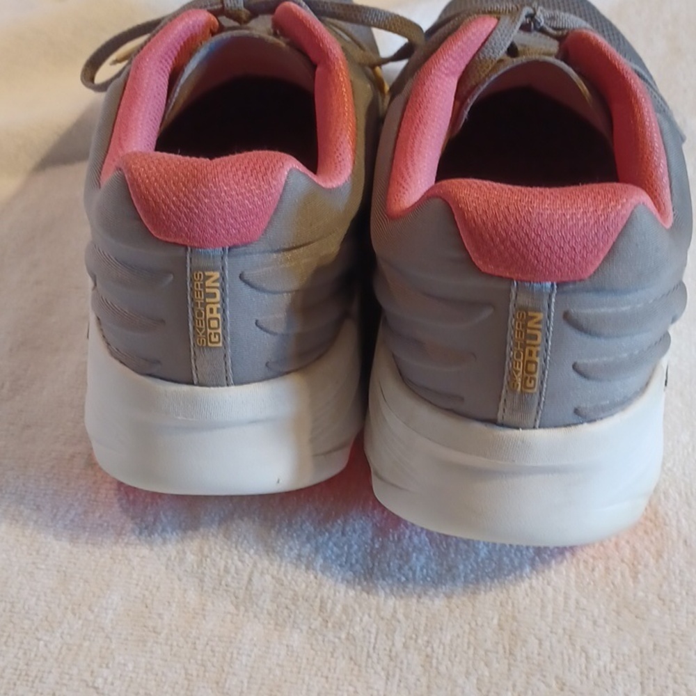 Skechers Women's Athletic Shoes in Gray and Pink Go Run Size 10 - Picture 2 of 5
